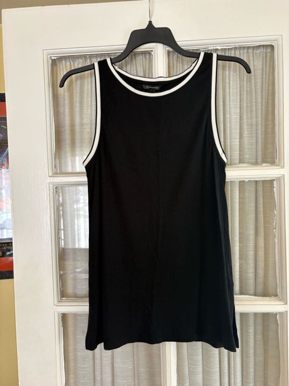 NWOT Black Banana Republic Sleeveless Tank Top with White Trim - Size L